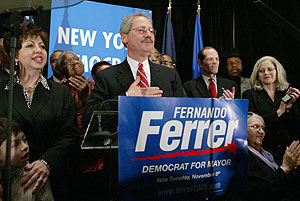 El candidato demcrata, Fernando Ferrer, reconoce pblicamente su derrota. (Foto: AP)