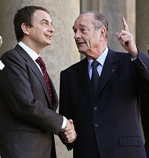Zapatero y Chirac se saludan a las puertas del Elseo. (Foto: AFP)