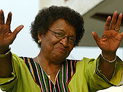 Ellen Johnson-Sirleaf saluda a sus seguidores. (Foto: EFE)