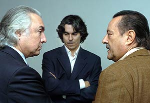 Julin Muoz (d), el que fuera primer teniente de alcalde, Pedro Romn (i), y el hijo de ste, Antonio Romn (c), en la Audiencia. (Foto: EFE)