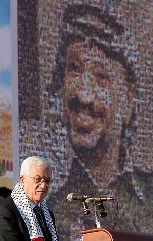 Mahmud Abs en el aniversario de la muerte de Yaser Arafat. (Foto: EFE).