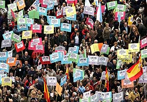 Los manifestantes portan pancartas contra la LOE en Madrid. (Foto: AP)