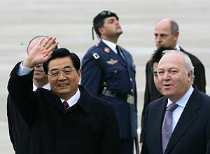 El presidente chino, junto al ministro Moratinos. (Foto: EFE)