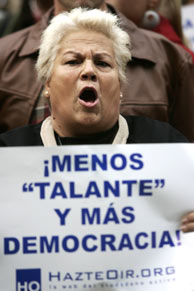 Una mujer protesta durante la manifestacin contra la LOE. (Foto: EL MUNDO)