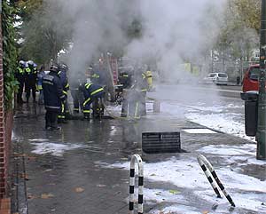 Los bomberos extinguen el fuego en un empalme de cables en Chamartn. (Ayuntamiento)
