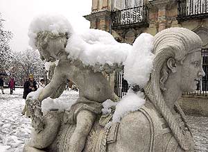 Imagen de una de las estatuas del Palacio Real de la Granja el domingo. (EFE)