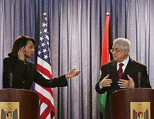 Condoleeza Rice y Ab Mazen despus de su reunin. (Foto: Reuters)
