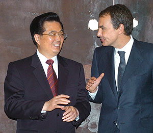 Zapatero y Hu, en su encuentro en La Moncloa. (Foto: EFE)