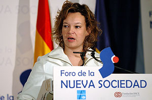 La secretaria de Estado de Cooperación, Leire Pajín, durante la conferencia. (Foto: EFE)