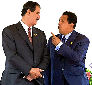 Vicente Fox y Hugo Chvez, en una imagen registrada en 2001. (Foto: AFP)