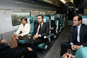 Zapatero, junto a los ministros de Fomento y Bono, durante el viaje. (Foto: EFE)
