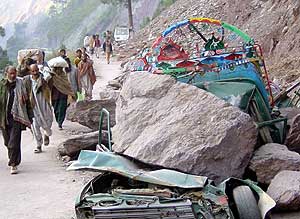 Un coche destrozado tras el sesmo en Pakistn. (Foto: STR)