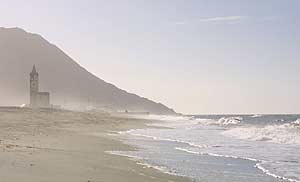 Vista de la playa de la Almadraba, en el Cabo de Gata. (Foto: ELMUNDO)