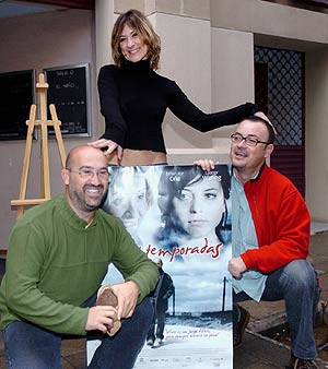 Cmara y Poza posan con el director, en la presentacin de la cinta en Barcelona. (Foto: EFE)