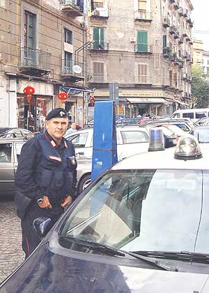 Un polica, delante de la casa donde fue arrestado uno de los tres argelinos. (Foto: AFP)