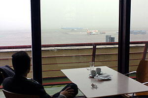 Un pasajero observa el aspecto de las pistas en el aeropuerto madrileo. (Foto: EFE)