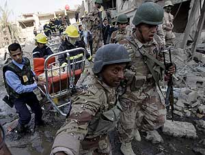 Los equipos de rescate trabajan en la zona de las explosiones en Bagdad. (EFE)
