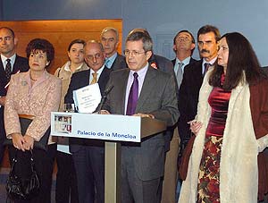 El presidente de Concapa, Luis Carbonel (centro), con el resto de convocantes tras reunirse con Zapatero. (Foto: EFE)