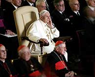 El Papa, Benedicto XVI, durante el preestreno de la pelcula 'Juan Pablo II' (Foto: EFE)