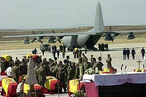 Imagen del funeral de estado por las vctimas del Yak-42. (Foto: Jos Aym)