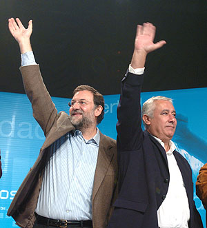 Mariano Rajoy y el presidente del PP andaluz, Javier Arenas. (Foto: EFE)