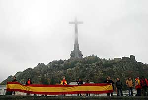 Simpatizantes de Franco en el Valle de los Cados. (Foto: REUTERS).