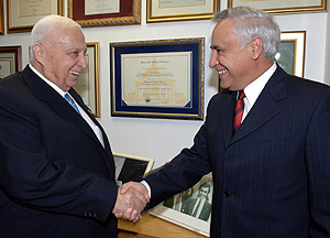 Sharon saluda al presidente israel, al que ha presentado su dimisin. (Foto: AP)