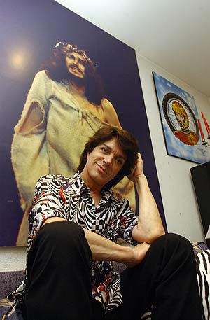Camilo Sesto en su casa, frente a un poster de 'Jesucristo Superstar'. (Foto: Ricardo Cases)