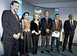 Mariano Rajoy, Jamila Mujahed, M Teresa Fdez. de la Vega, Jon Lee Anderson, Pedro J. Ramrez y Jorge de Esteban. (Foto: Alberto Cullar)