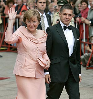 Merkel y su marido el pasado 25 de julio cuando iban a la ópera. (Foto: AP)