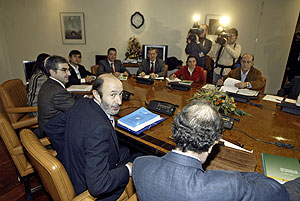 Rubalcaba en la reunin con los sectores contrarios a la LOE. (Foto: Alberto Cullar)
