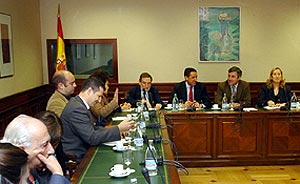 Las asociaciones en su reunin con el PSOE. (Foto: EFE)