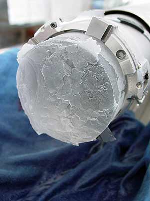Una de las muestras de hielo sacada a 2.874 metros de profundidad en la Antártida. (Foto: Science)