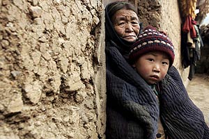 Una abuela y su nieto en la provincia china de Sichuan. (Foto: EFE)