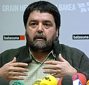 Joseba lvarez, miembro de Batasuna, durante la rueda de prensa. (Foto: EFE)