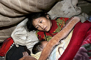 Una mujer china de 21 años con sida descansa junto a su hijo. (Foto: EFE)