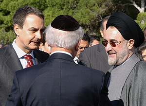 Zapatero, Jatami y el rabino estadounidense Arthur Shneier. (Foto: EFE)