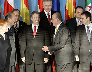 El Rey saluda a Blair, ante la mirada de Zapatero, en la foto de familia. (Foto: AP)