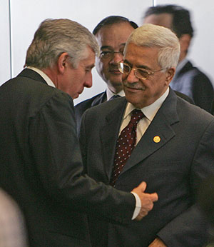 El ministro de Exteriores británico, Straw, charla con Abu Mazen. (Foto: AFP)