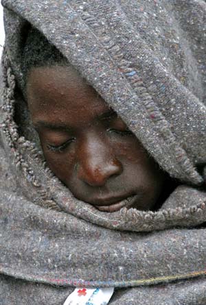 Uno de los seis inmigrantes rescatados. (Foto: AFP)