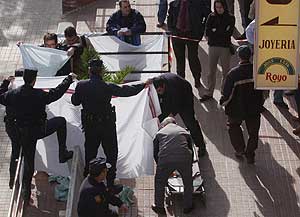 Agentes de la polica cubren uno de los cadveres. (Foto: EFE)