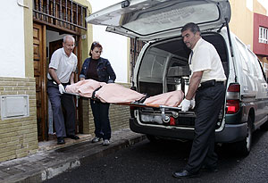 Trabajadores de la funeraria se llevan el cuerpo de la víctima. (Foto: EFE)