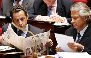 El ministro Sarkozy junto al primer ministro Dominique de Villepin en el Senado. (Foto: EFE)