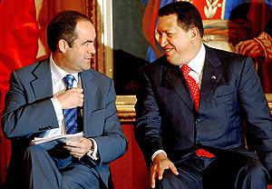 Jos Bono y Hugo Chvez, durante la firma del contrato militar en Caracas. (Foto: EFE)