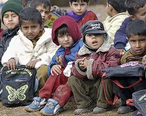 Nios supervivientes del terremoto en Cachemira regresan a la escuela. (Foto: AFP)