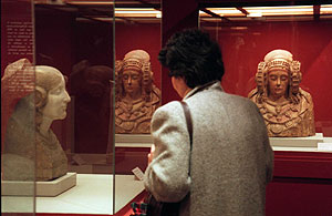 Una visitante contempla La Dama de Elche, en el Museo Arqueologico Nacional. (Foto: BEGOA RIVAS).