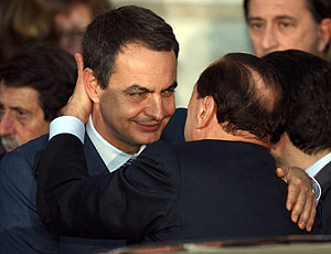 Zapatero abraza a Berlusconi en un encuentro informal de la UE en septiembre. (Foto: REUTERS)