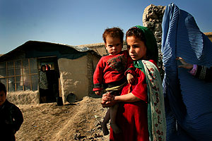 Un grupo de refugiados en un campo de Kabul. (Foto: AP)