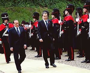 Berlusconi (izda) y Zapatero, en Roma. (Foto: EFE)