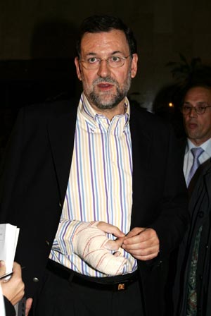 Mariano Rajoy a su salida del hospital. (Foto: EFE)